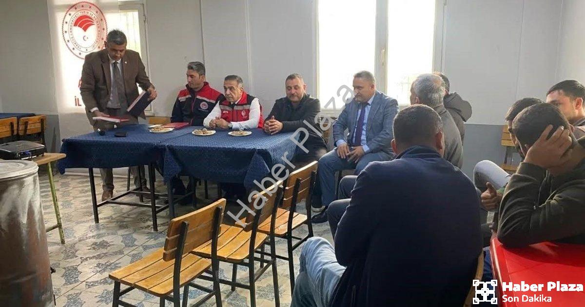 "Aydın'da Tarım Zirvesi: Üreticilerin Sorunları Sahada Dinlendi" başlıklı haber için fotorealistik,