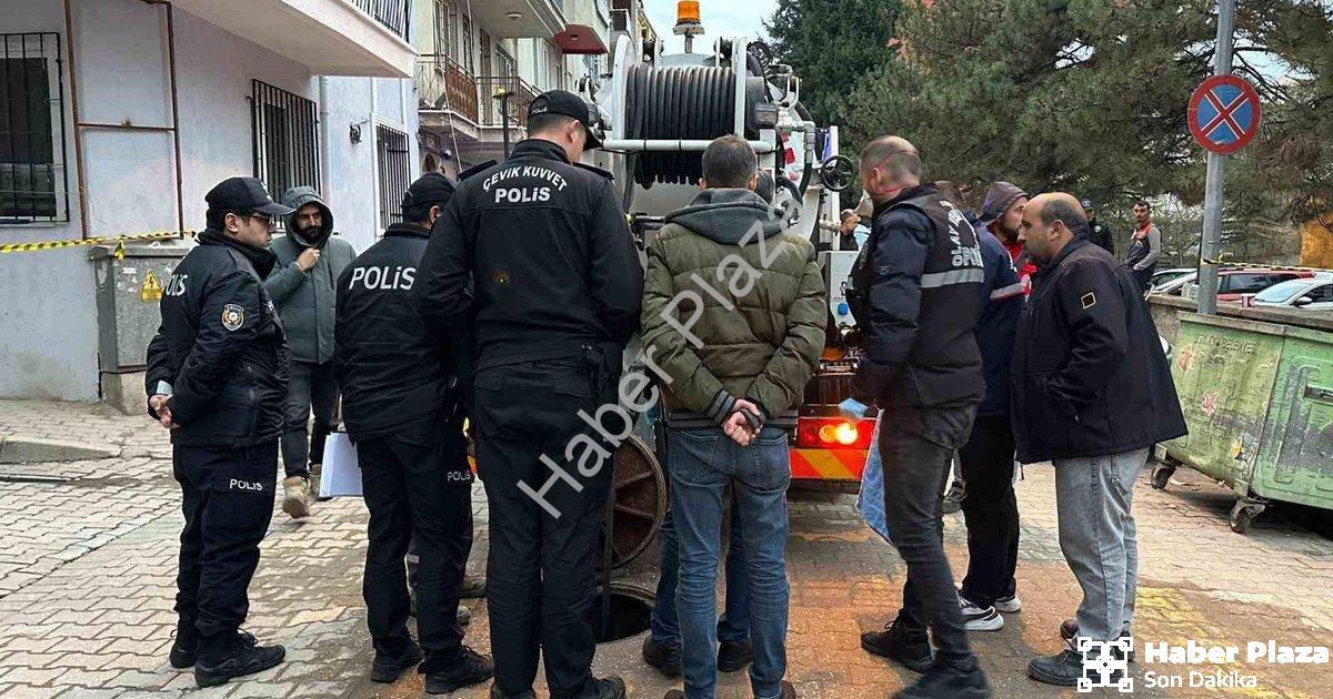 "Uşak'ta Kan Donduran Olay: Kanalizasyon Hattında Cenin Bulundu" başlıklı haber için fotorealistik,